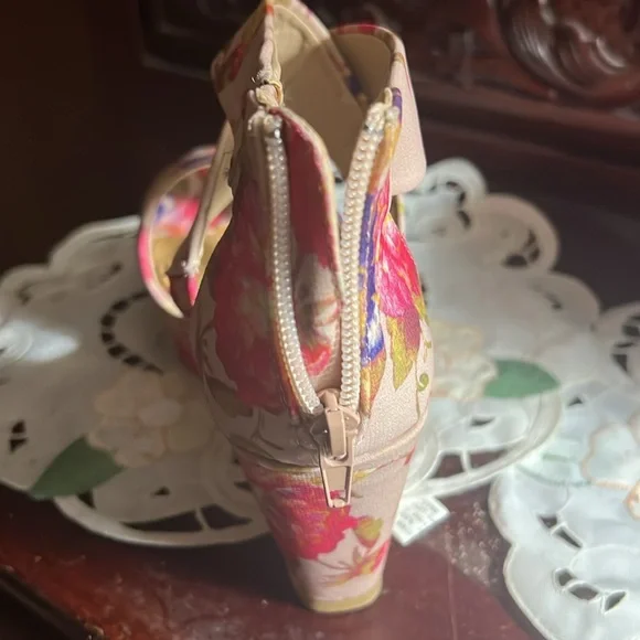 Adorable Bamboo floral wedges, never worn. Zip up back. Size 7 - Picture 3 of 5